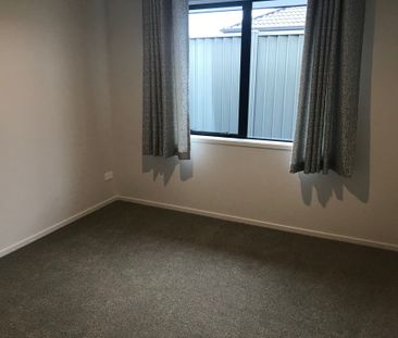 NEARLY NEW, SPACIOUS, MODERN FAMILY HOME SITTING PRETTY IN THE LAKES. - Photo 3