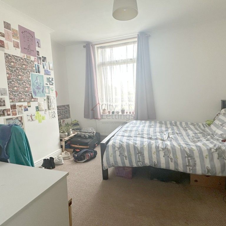 4 Bedroom Mid Terraced House - Photo 1