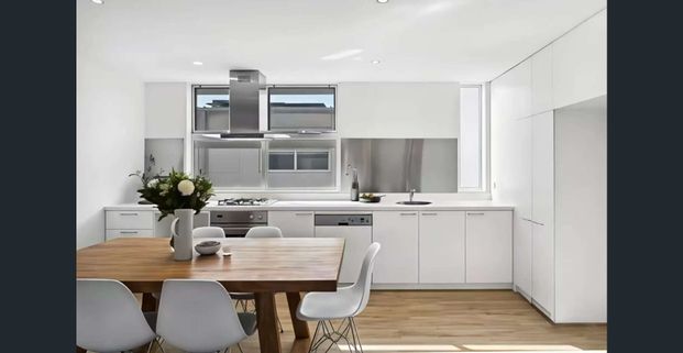 LIGHT BRIGHT 2 BEDROOM TOWNHOUSE with SECURE PRIVATE PARKING - Photo 1