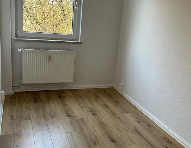 With balcony and newly renovated! - Photo 1