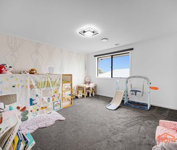 ✨ Spacious 5-Bedroom Family Home with Alfresco Decking - Photo 5