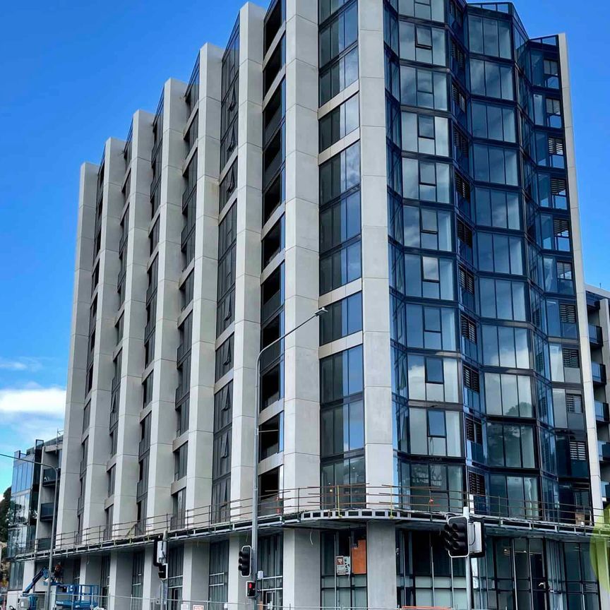 Sophisticated Living in the Prestigious Metropol Building: 2 Bed, 2 Bath, 1 Car - Photo 1