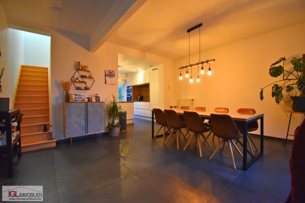 Ruime gezinswoning met 4 slaapkamers, tuin, terras en 2 staanplaatsen te huur - Foto 1