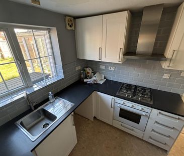 3 bedroom house - semi-detached to rent - Photo 4