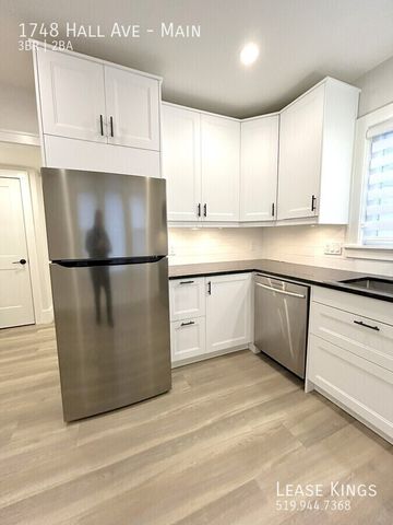 Fully Renovated 3 Bedroom, 2 Bathroom Main Floor Unit in South Walkerville - Photo 3
