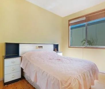 Large 4 Bedroom House for lease now - Photo 3