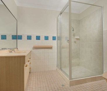 Spacious 3-Bedroom Apartment in Prime Wollongong Location - Photo 4