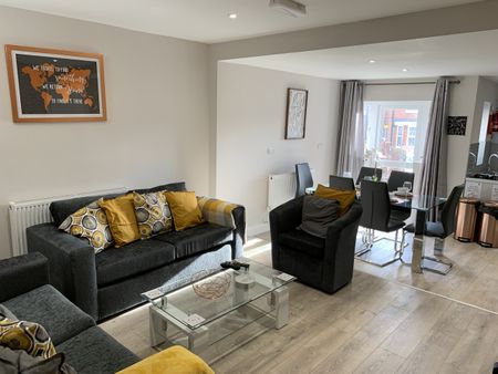 BEDROOM 4 – LARGE DOUBLE ENSUITE - Photo 5