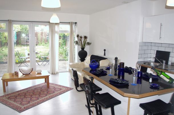 Spacious Four Bedroom Semi-Detached To Let Wallcote Avenue Brent Cross NW2 - Photo 1