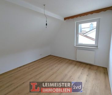 Frisch RENOVIERT - sofort einziehen! - 2,5-Zimmer-Obergeschosswohnu... - Photo 1