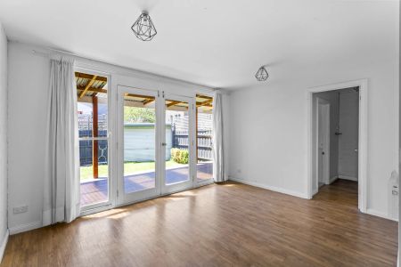 Stylish Three-Bedroom Home in Prime Richmond Location! - Photo 5