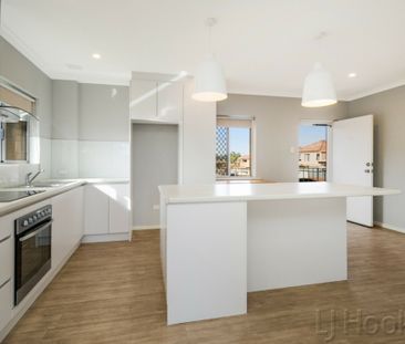 Renovated 2 Bedroom Apartment - Photo 4