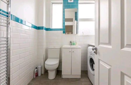 1 bedroom in a house share to rent - Photo 4