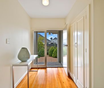 Sunny 3 Bedroom standalone house in Bryndwr Rd - Photo 2