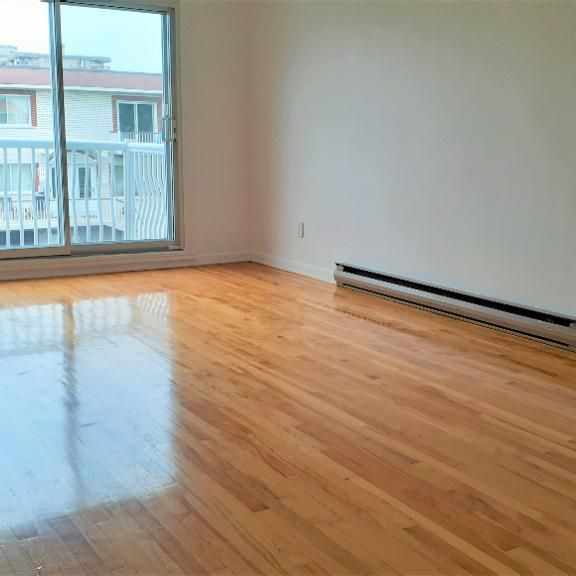 Nouveau-Rosemont 4 1/2 Haut triplex privé-LIBRE!!! -Possible achat électros/meubles - Photo 1