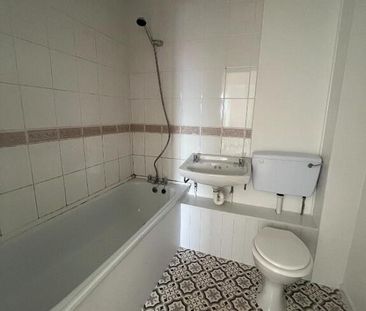 37 Hill Street, Lisburn, BT28 1YE - Photo 2