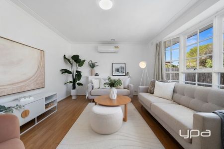 3 BEDROOM FAMILY HOME IN CENTRAL MELTON - Photo 2