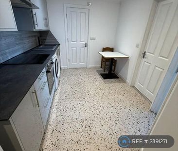 1 bedroom in a flat share to rent - Photo 2