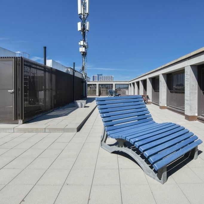 Appartement moderne de 2,5 pièces avec grande terrasse commune sur le toit - Photo 1