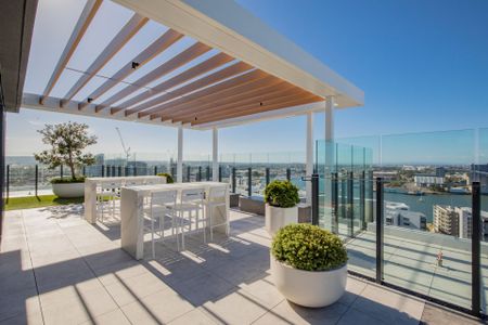 Ultra Modern, 2 storey 2 Bedroom Apartment in Prestigious Skye Residences - Photo 4