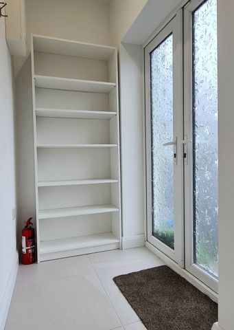 FOR RENT: Newly renovated 1 bedroom unit - Photo 4