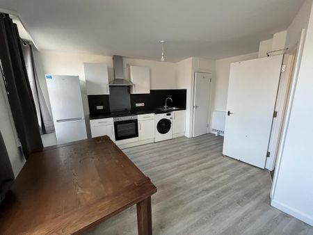 3 bedroom flat to rent - Photo 4