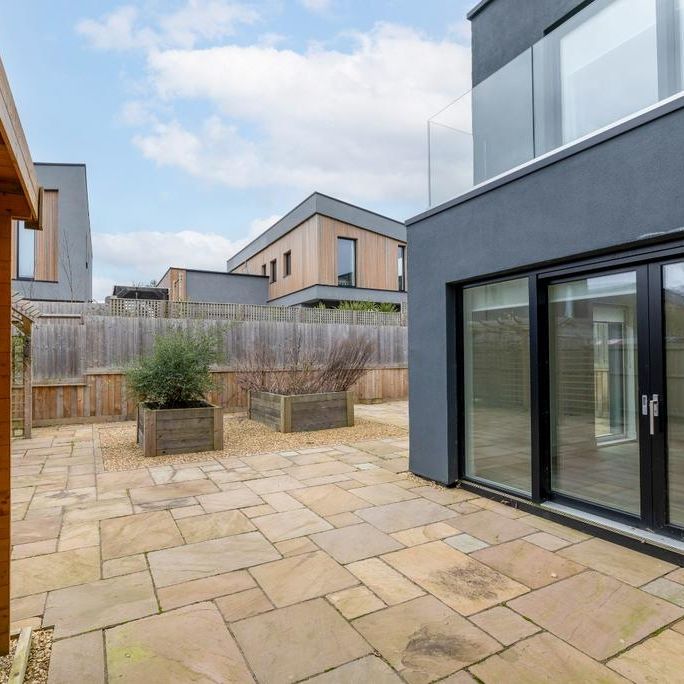 4 bedroom detached house to rent - Photo 1