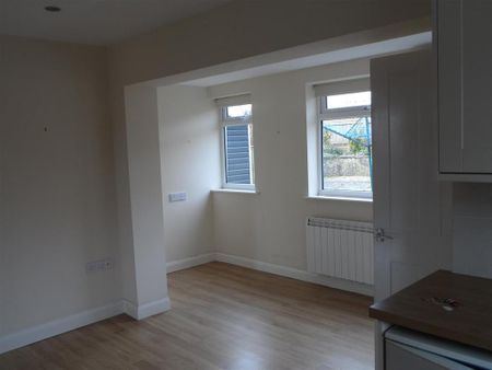 4 bedroom detached house to rent - Photo 3