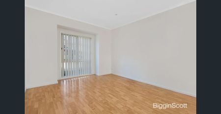 Spacious Two-Storey Townhouse in Quiet, Convenient Location - Photo 2