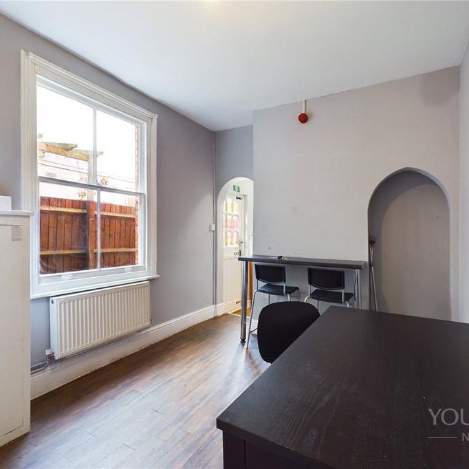 1 bedroom in a house share to rent - Photo 1