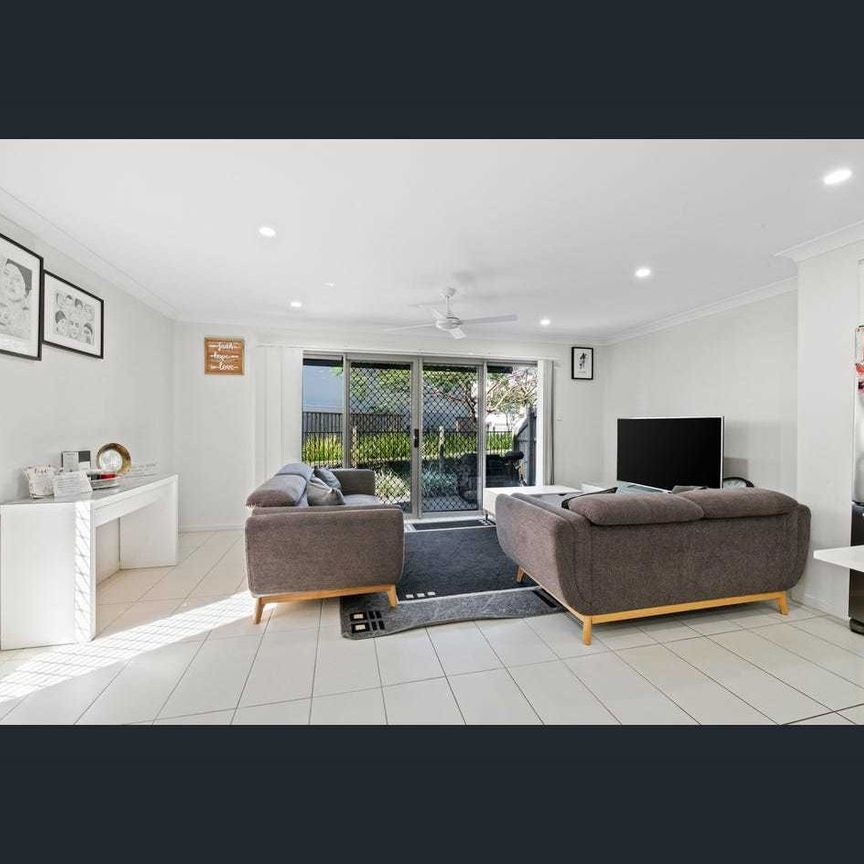 Three Bedroom Townhouse Close To All Amenities! - Photo 1