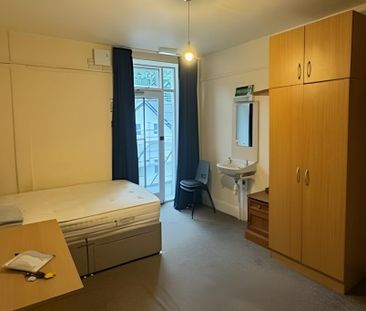 1 bedroom in a house share to rent - Photo 3