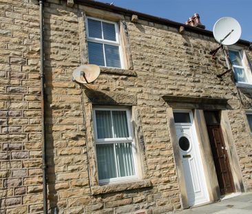 4 bedroom private hall to rent - Photo 1