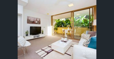 Spacious Ground Floor Apartment with Private Outdoor Living - Photo 2