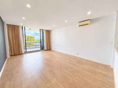 Spacious 2-Bedroom Split-Level Apartment with Beautiful Water Views | 2 Side-by-Side Parking + Storage Cage | Resort Facilities | - Photo 2