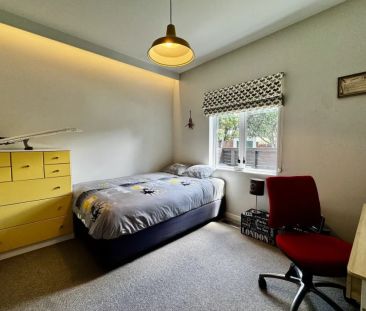 A spacious furnished family home moments from Seatoun Village and t... - Photo 2