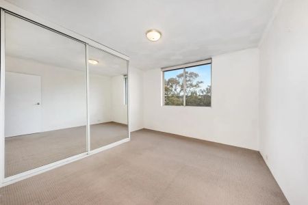 Top floor apartment in prime location - Photo 4