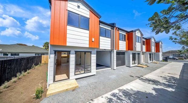 3 Bedroom + 2 Bathrooms Townhouse - Photo 1