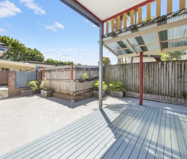 Duplex Sized, Renovated Apartment with Spacious Deck - Photo 2