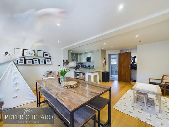 3 bedroom end of terrace house to rent - Photo 1