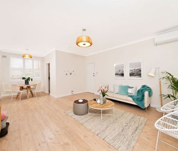 Stylish Contemporary Villa-Style Apartment - Photo 6