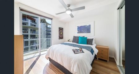 Spacious 3-Bedroom Penthouse / Level 7 | Ocean and Canal Views | Two Level Layout | Surfers Paradise - Photo 4