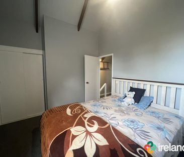 A Stroll to Cafes & Shops - Photo 2