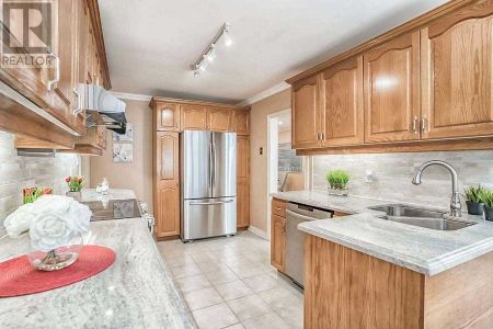 For Lease - 14 Strathroy Crescent, Markham, Ontario - Photo 2