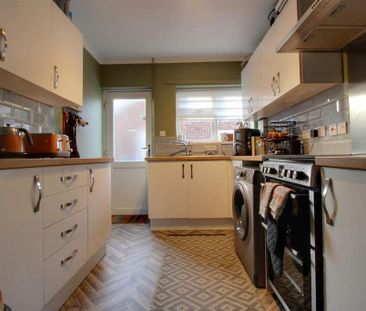 3 bedroom semi-detached bungalow to rent - Photo 6