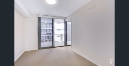 Modern & Conveniently Located - Photo 4