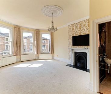 A fine stone built bay fronted family house on the cusp of fashionable Whiteladies Road. - Photo 6