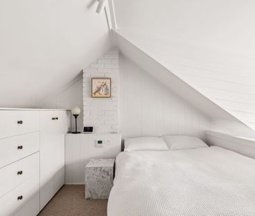 Charming Historic Sandstone Cottage in Surry Hills - Photo 6