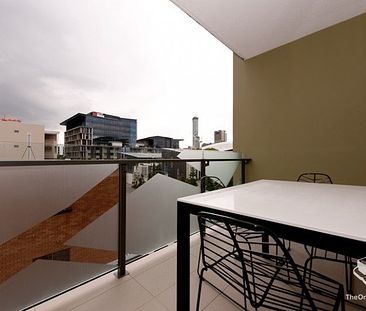 One bedroom fully furnished apt with massive balcony in the city area - Photo 2