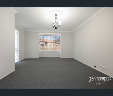 Freshly painted, new carpet, ducted air - Photo 2